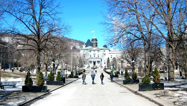 McGill University from the entrance on rue Sherbrooke